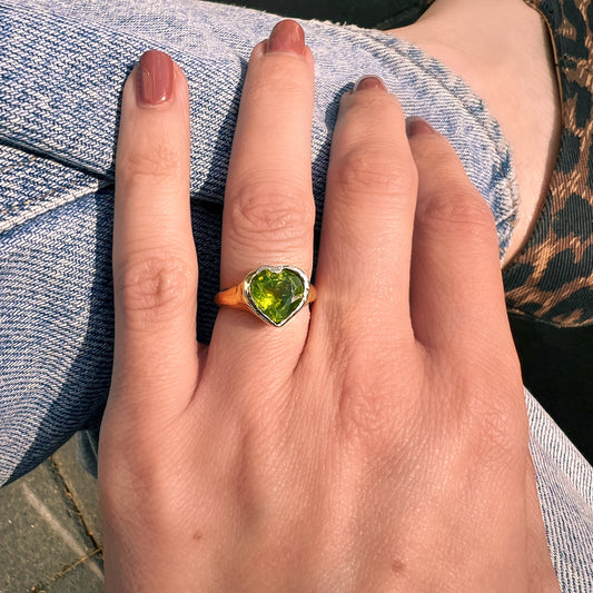Unser Hey Amour Herz Ring ist aus 8 Karat Gelbgold und ist ein absoluter Statementring. Der Edelstein ist ein Peridot. Handgefertigt in Berlin.