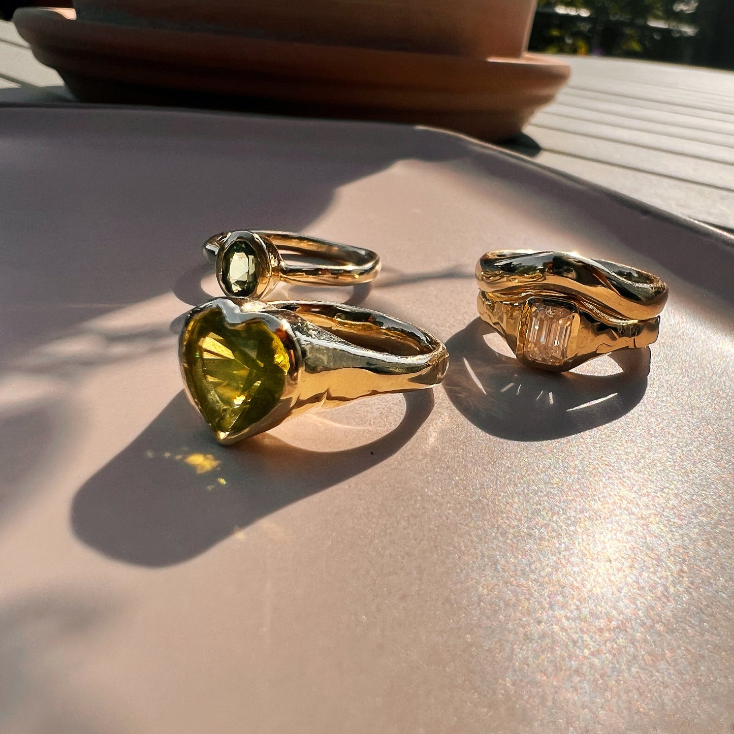 Unsere Ringe sind handgefertigt und personalisiert aus Echt-Gelbgold. Mit einem Stein deiner Wahl. Handgefertigt in Berlin.