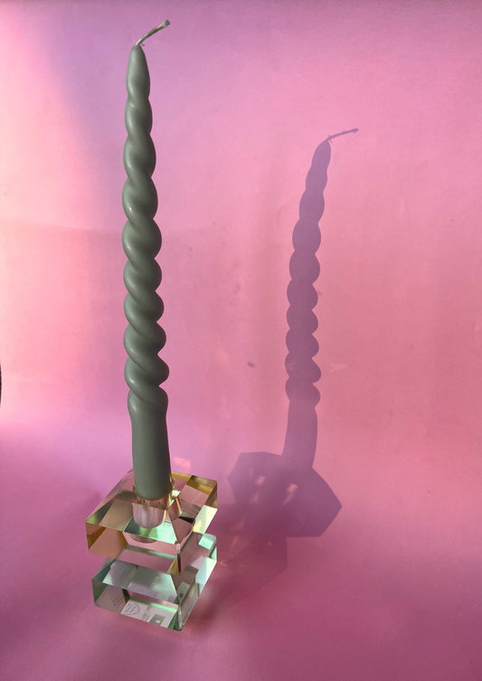 Ein Kerzenständer aus Kristallglas von Hey Jules