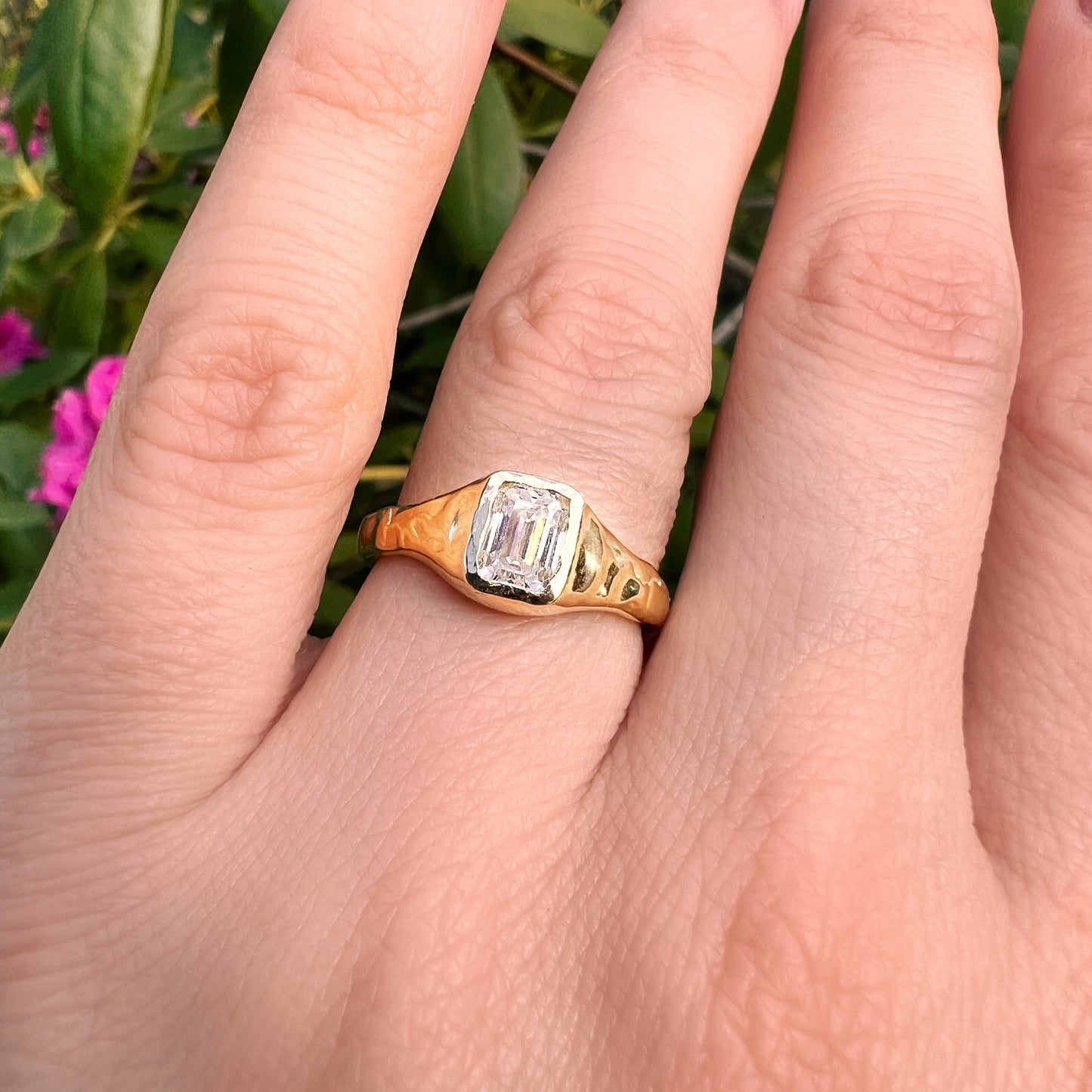 Ring Lumi mit nachhlatigen Moissanit Stein im Smaragd-Schliff. aus recyceltem Gold.