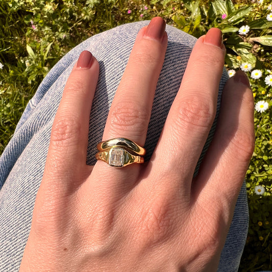 Ring Lumi mit nachhlatigen Moissanit Stein aus recyceltem Gold von HeyJules Jewelry aus Berlin kann man wunderbar kombinieren und stacken.