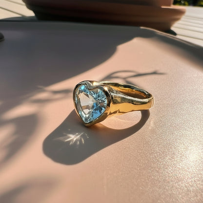 Unser Hey Amour Herz Ring ist aus 8 Karat Gelbgold. Der Edelstein ist ein Aquamarin. Handgefertigt in Berlin.