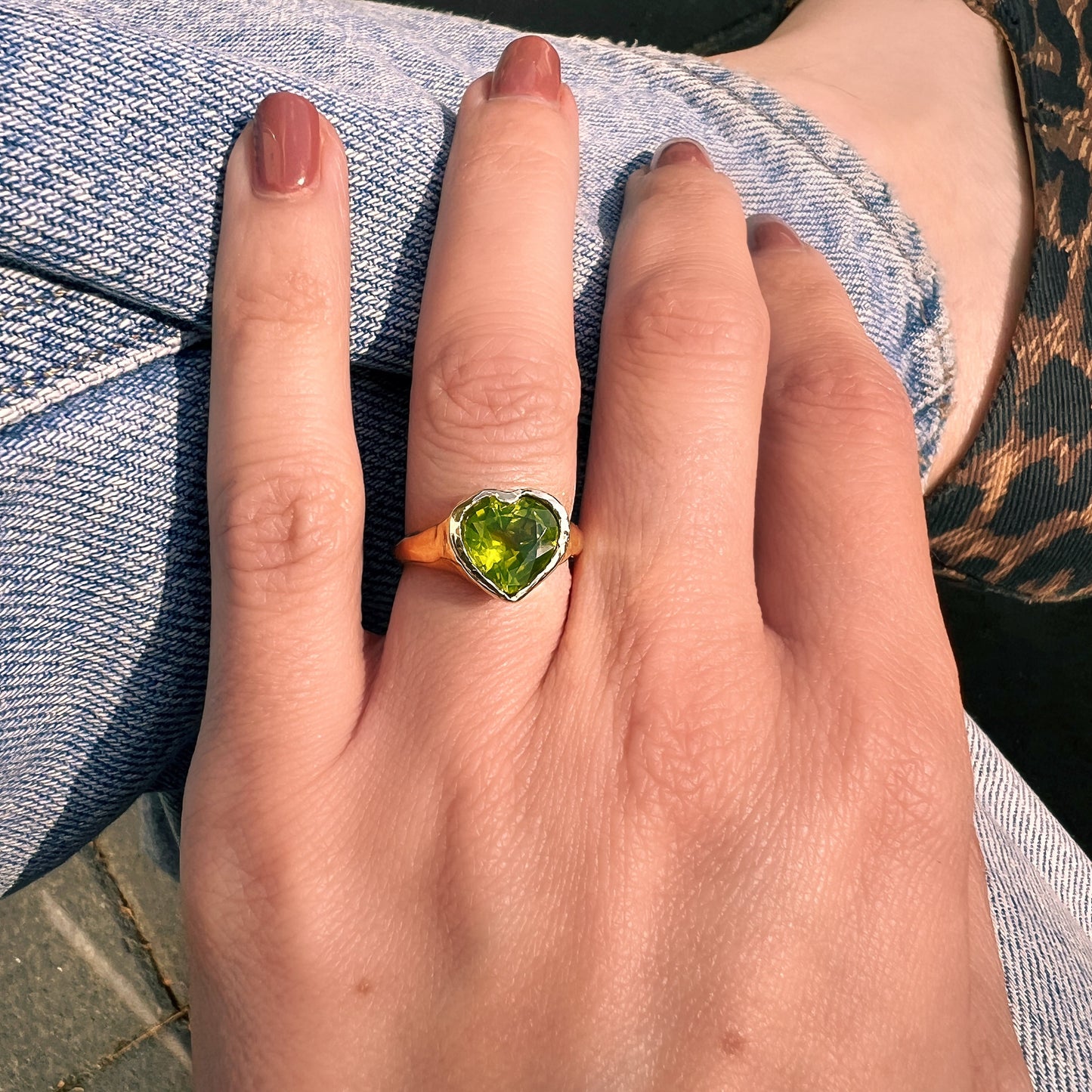 Unser Hey Amour Herz Ring ist aus 8 Karat Gelbgold und ist ein absoluter Statementring. Der Edelstein ist ein Peridot. Handgefertigt in Berlin.