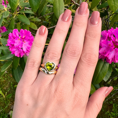 Unser Hey Amour Herz Ring ist aus 8 Karat Gelbold ist perfekt zum Stacking mit anderen Ringen gemacht. Der Edelstein ein Peridot. Handgefertigt in Berlin.