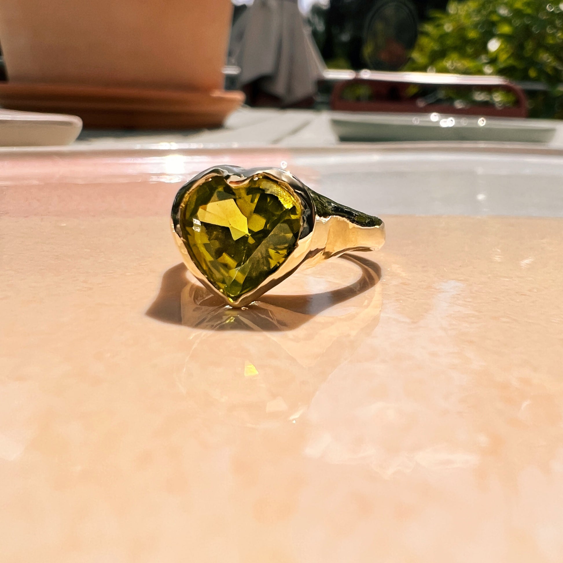 Unser Hey Amour Herz Ring ist aus 8 Karat Gelbold. Der Edelstein ein Peridot. Handgefertigt in Berlin.