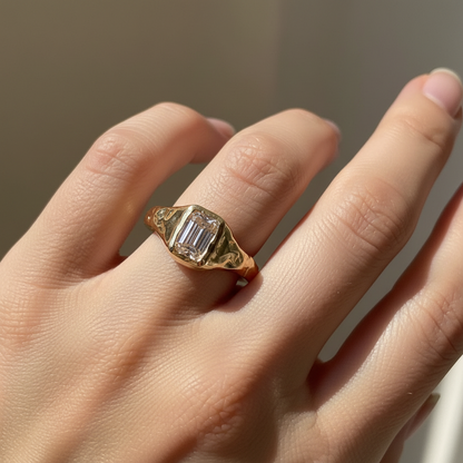 Ring Lumi mit nachhlatigen Moissanit Stein aus recyceltem Gold von HeyJules Jewelry aus Berlin